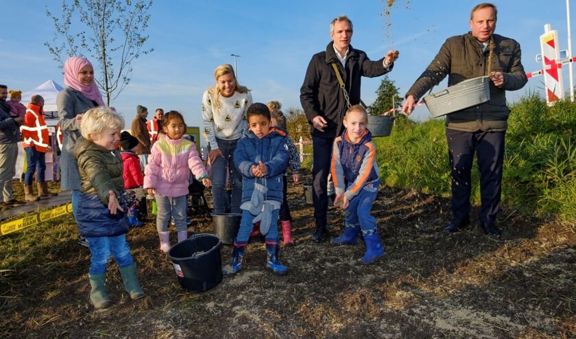 Basisschoolkinderen, Deborah Post Honey Highway, gedeputeerde Berend Potjer en wethouder Peter Hennevanger zaaien N470 Honey Highway.