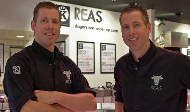 Richard en Mark Reas. Vanaf deze week houdt Reas keurslager de lezers van de Postiljon op de hoogte van alle aanbiedingen. Kom vooral een keer langs in winkelcentrum Rokkeveen. Tekst en foto: Renate Mamber