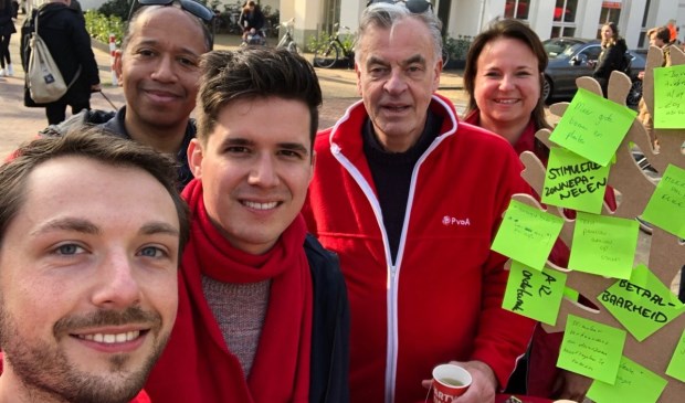 De fractie en het bestuur van de PvdA Leidschendam-Voorburg verzamelden duurzame ideeën en hingen die aan de wensboom
