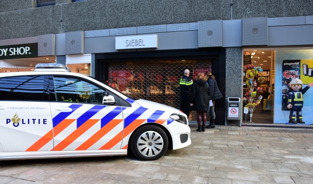 De politie verricht onderzoek bij de overvallen juwelier in winkelcentrum Leidsenhage (foto: Sebastiaan Barel).