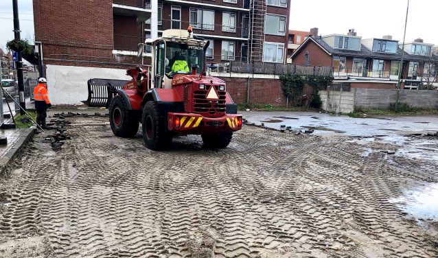 Sinds kort is de parkeerplaats Molenpad in Leidschendam Centrum afgesloten voor de bouw van woningen. Hierdoor zijn er in één klap 70 parkeerplaatsen minder in het centrum. (foto: pr VVD).