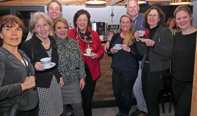 Overdracht van het koffiezetapparaat door de Lions Voorburg Prinses Marianne in De Boot (foto pr).