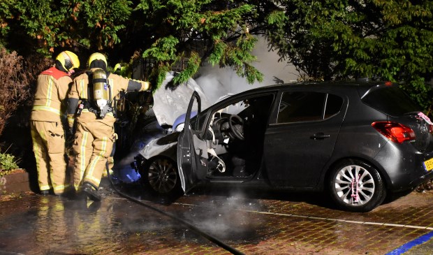 De brandweer kon niet voorkomen dat het motorcompartiment van de auto bijna geheel uitbrandde (foto: Sebastiaan Barel).