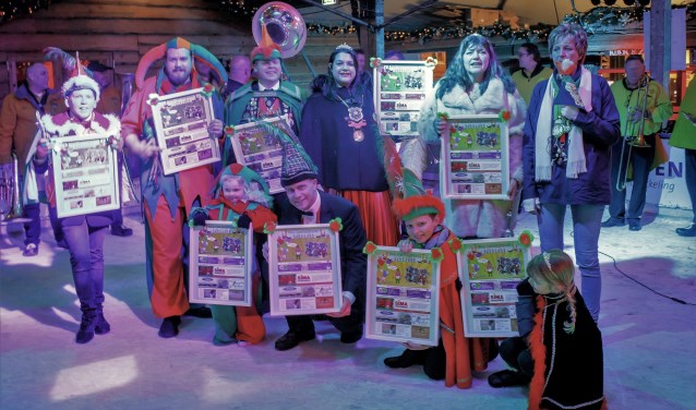 De uitgereikt aan de voorzitter, Prinses Lacta, Page Iris, Hofnar Demy, Prins Eric, Page Babet en Narretje Lilly (foto: Ankie Mathlener).