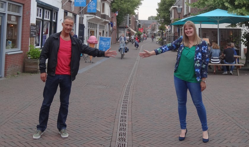 Organisatoren René van der Spek en Kirsten van Loon in de Dorpsstraat, het finishpunt van de Geuzenloop. 'Gemiste kans om dit jaar nog geen marathon in Zoetermeer te houden.' Foto: Suzanne van Leeuwen