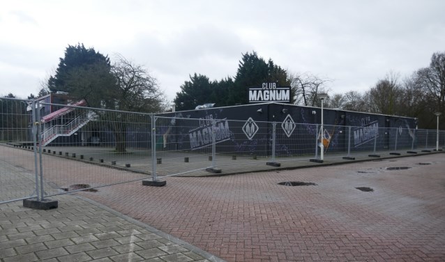 Het gebied rond Club Magnum en restaurant El Sultana in het Van Tuyllpark is inmiddels afgezet met hekken en er zijn extra camera's opgehangen. Foto: Jan van Es