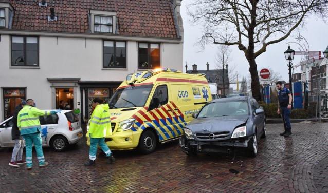 Enkele personene werden nagekeken in de ambulance, maar hoefden niet naar het ziekenhuis (foto: Sebastiaan Barel).