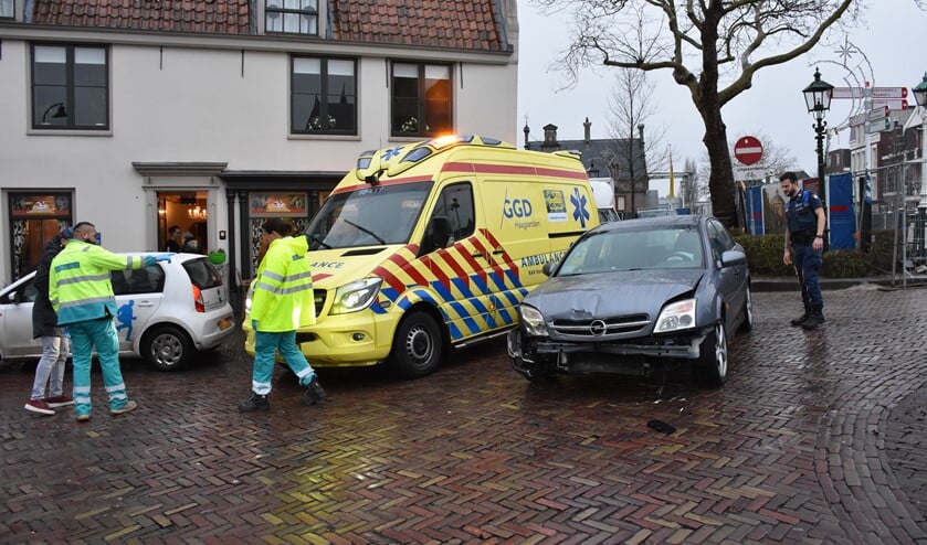 Enkele personene werden nagekeken in de ambulance, maar hoefden niet naar het ziekenhuis (foto: Sebastiaan Barel).