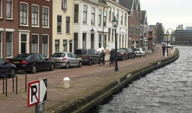 Parkeren langs de oever wordt onmogelijk gemaakt op de Delftsekade (foto: gemeente LDVB).