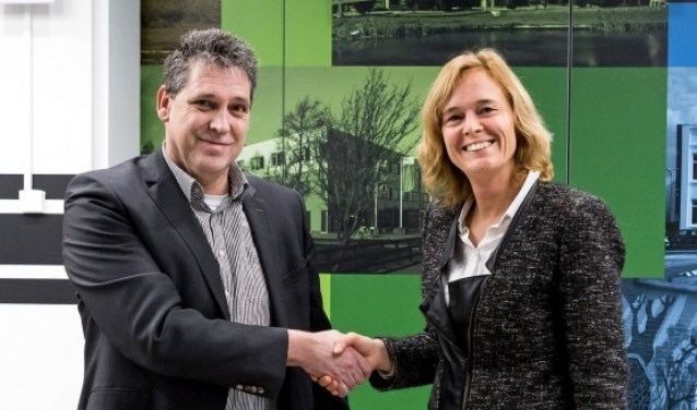 Peter Picavet (Bouwgroep Remmers) en wethouder Ingeborg ter Laak. Foto: Fotoflex Nederland