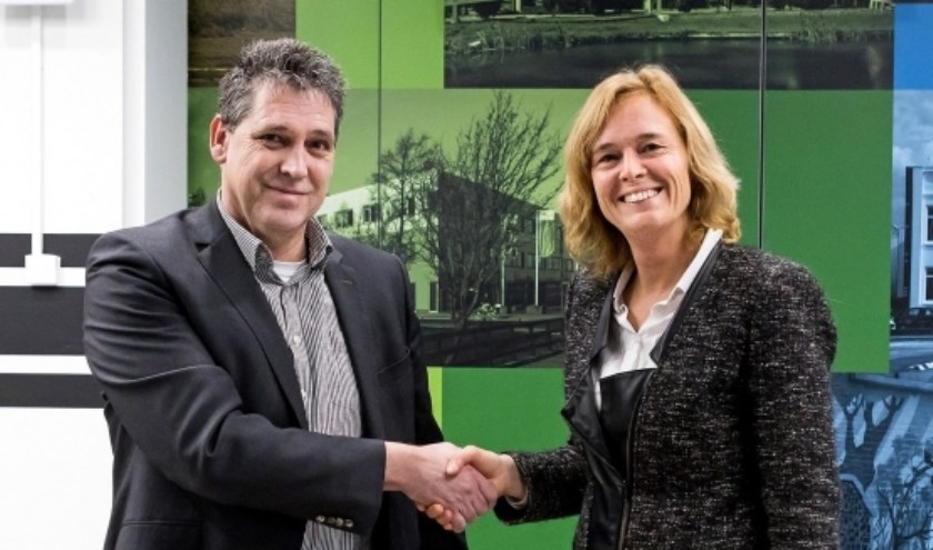 Peter Picavet (Bouwgroep Remmers) en wethouder Ingeborg ter Laak. Foto: Fotoflex Nederland