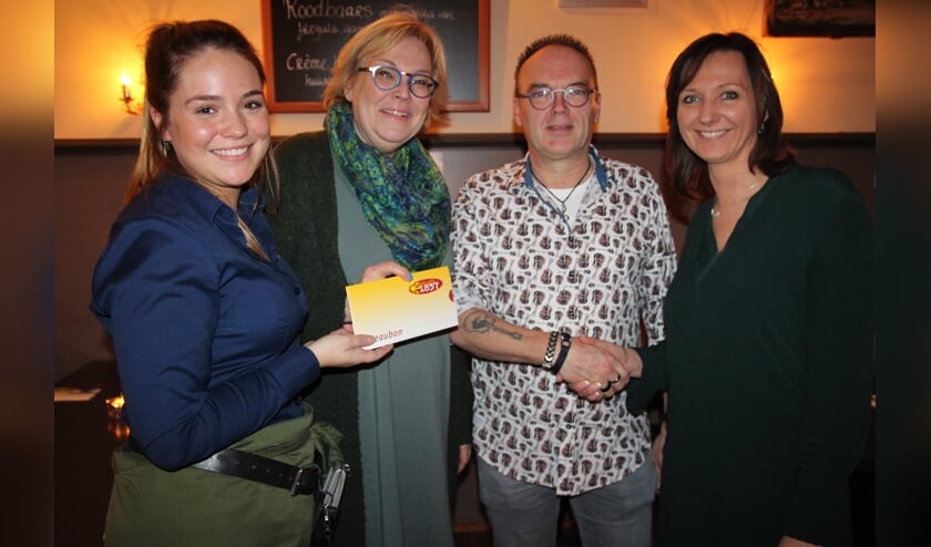 Chris en Erna wonnen de hoofdprijs van de Nieuwjaarspuzzel: een diner voor twee bij Grand Café 1837.