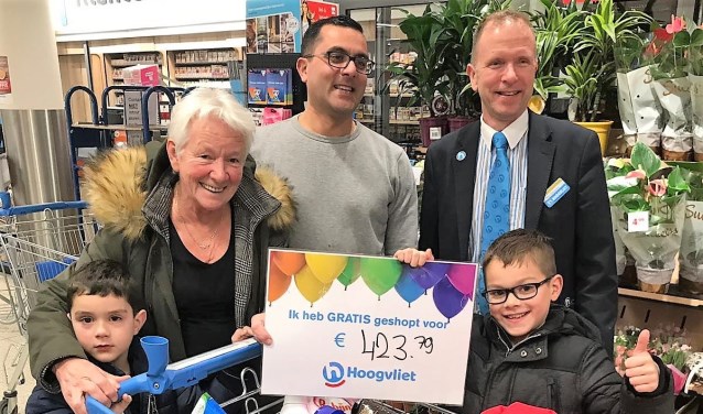 De winnaar met de volste boodschappenkar had voor een recordbedrag van € 423.79 aan boodschappen gescoord (foto: pr Hoogvliet).
