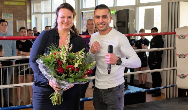Wethouder Nadine Stemerdink (hier op de foto met organisator Nabil Sadeqi) opende het evenement en bekeek enkele wedstrijden (foto: Michel Groen).