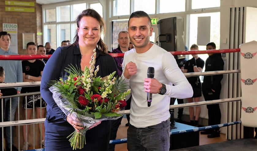 Wethouder Nadine Stemerdink (hier op de foto met organisator Nabil Sadeqi) opende het evenement en bekeek enkele wedstrijden (foto: Michel Groen).