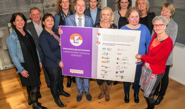 Het Mantelzorgconvenant werd ondertekend door wethouder Rouwendag van de gemeente Leidschendam-Voorburg en 13 partners (foto: gemeente LDVB).
