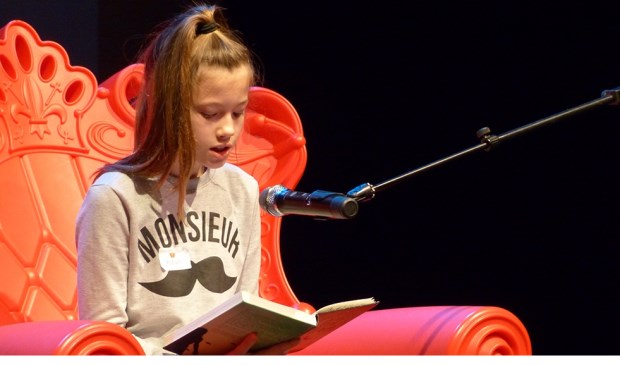 Robyn Keijzer wint de voorleeswedstrijd in theater Ludens. (Foto: © de Bibliotheek aan de Vliet)