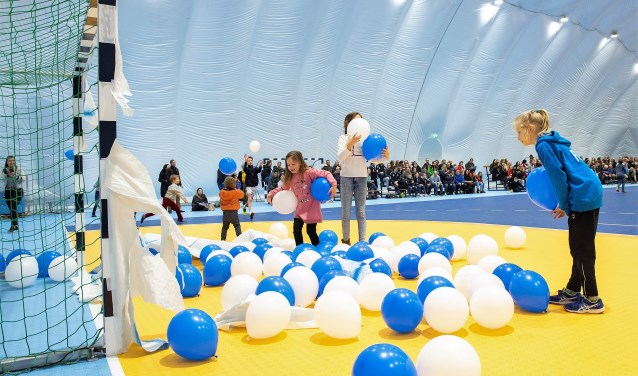 Jeugdleden vanEHC bevrijdden wat ballonnen uit een doel, waarmee de nieuwe ballonhal was geopend (foto: Michel Groen).
