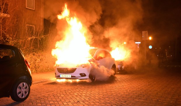 Twee auto's aan de Savallelaan gingen in vlammen op, afgelopen nacht (foto: Sebasitaan Barel).