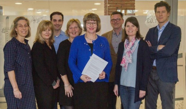 De samenwerkende huisartsen met wethouder Juliette Bouw (Foto: gemeent LV).