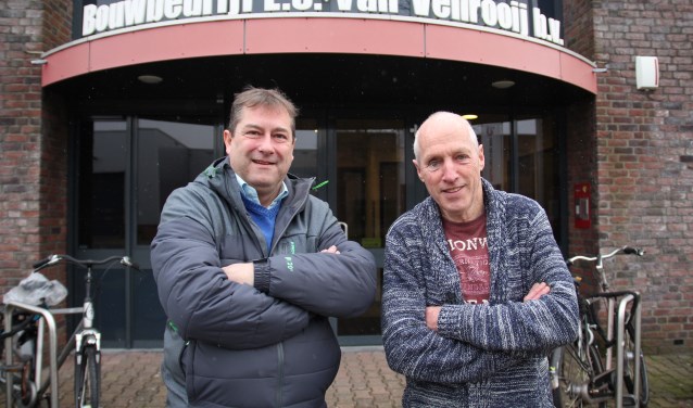 Roger bedankt Leo voor vijftig jaar trouwe dienst.