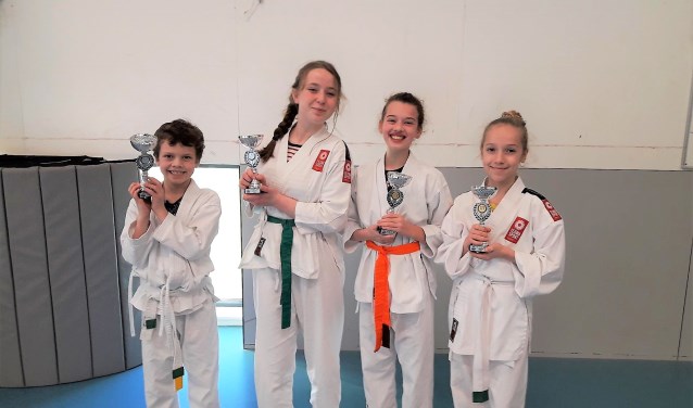De karateka Thorben, Tess, Dagmar en Sophie van Tejima Sport die in de prijzen vielen (foto: pr).