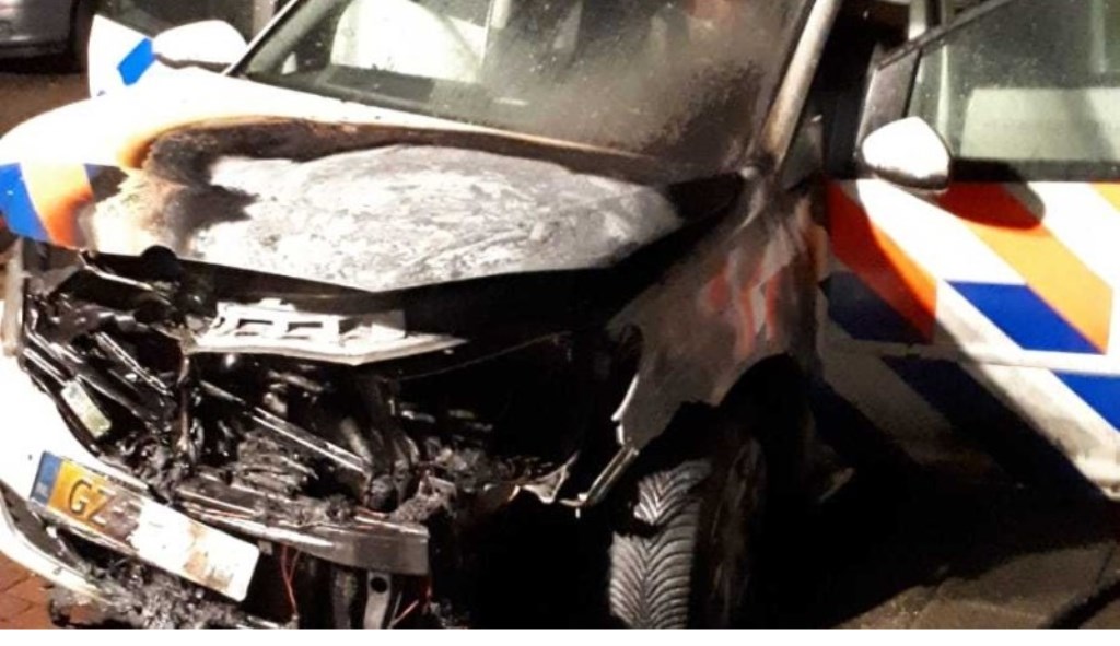 De half uitgebrande politieauto (foto: politie LDVB).