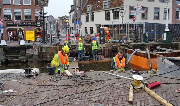 Er wordt met man en macht gewerkt om de sluis en de sluisbruggen op tijd klaar te krijgen (foto: Ap de Heus).