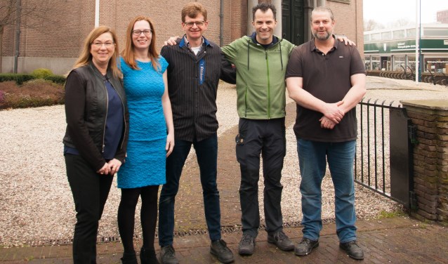 Het voltallige bestuur (v.l.n.r.): Helma van Yippy Baby- & Kinderboetiek, Daphne van Jongerius Bakker, Wim van ‘t Kaashuys, Dennie van Wandelspeciaalzaak Van Herwijnen en Lon van Vis van Lon. Foto: pr