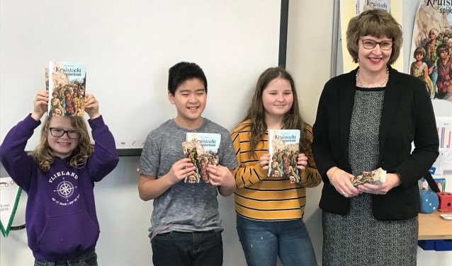 Wethouder Juliette Bouw overhandigde het eerste exemplaar van het jeugdboek 'Kruistocht in spijkerbroek' aan leerlingen van basisschool De Parachute (foto: gemeente LDVB).