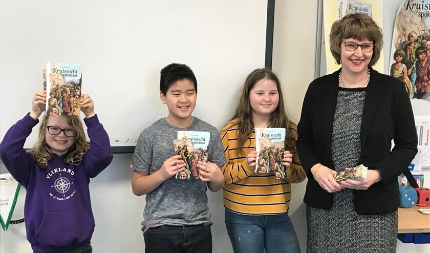 Wethouder Juliette Bouw overhandigde het eerste exemplaar van het jeugdboek 'Kruistocht in spijkerbroek' aan leerlingen van basisschool De Parachute (foto: gemeente LDVB).