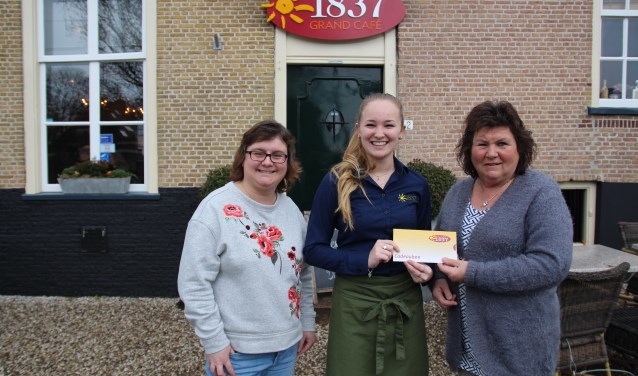Rita neemt de prijs in ontvangst.