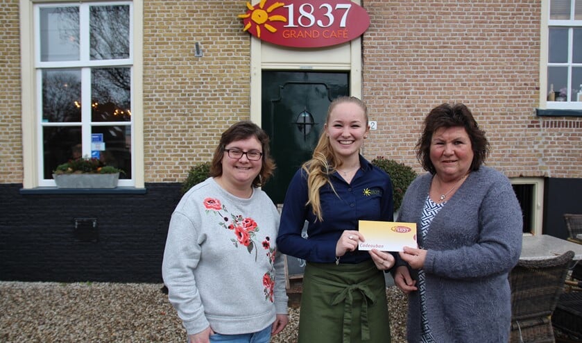 Rita neemt de prijs in ontvangst.