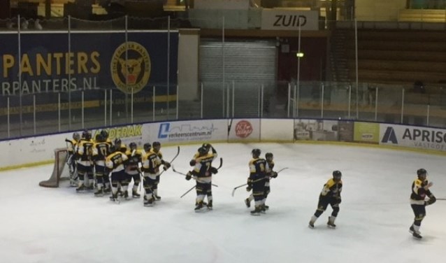 De Zoetermeer Panters feliciteren elkaar na de winst op de Tigers uit Amsterdam. Foto: pr