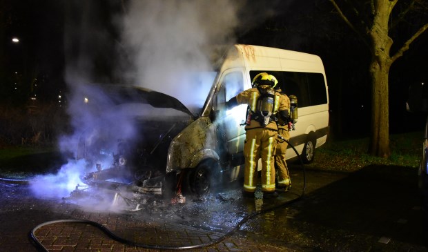 Weer één van de rolstoelbussen van Stichting Woej volledig uitgebrand (Foto: Regio15).