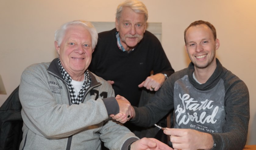 Na ondertekening werd de nieuwe accommodatie aan de Jeu de Boules Club Zoetermeer overgedragen door middel van het geven van een handdruk en de sleutel. Foto: Jan van Es