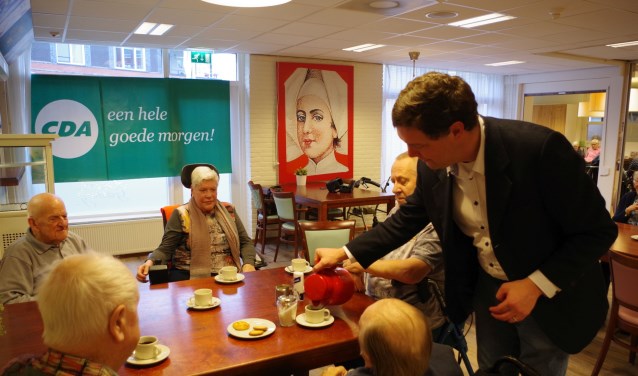 De koffie werd ditmaal door politici ingeschonken.