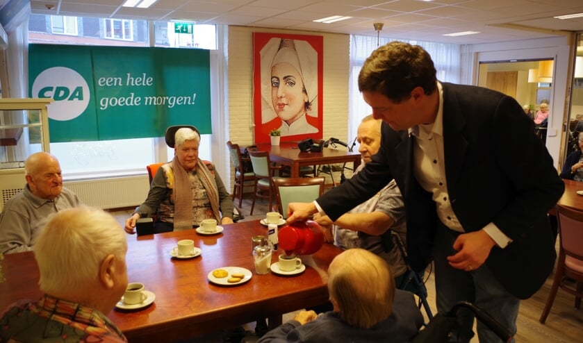 De koffie werd ditmaal door politici ingeschonken.
