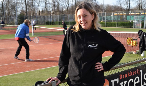 Ellen Klaarhamer is de enthousiaste parkmanager van tennispark Overdam (foto/tekst: Inge Koot).