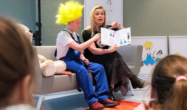 Tv-presentatrice Bridget Maasland las groep 5 van basisschool RKBS Maria Bernadette voor uit de gedichtenbundel 'Ik ben Jack' (foto: Michel Groen).