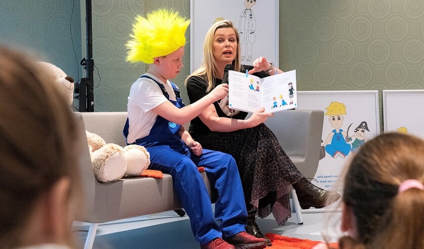 Tv-presentatrice Bridget Maasland las groep 5 van basisschool RKBS Maria Bernadette voor uit de gedichtenbundel 'Ik ben Jack' (foto: Michel Groen).