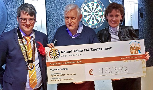 De symbolische cheque met (v.l.n.r.) Ian Koster, Leo Heurter en Nicole Bloemendaal. Foto: pr