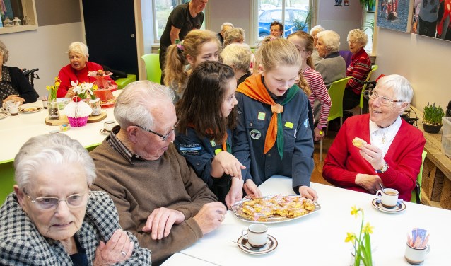 De scouts van Satoko Kitahara schotelen de oudere gasten lekkere hapjes voor (foto: Michel Groen).
