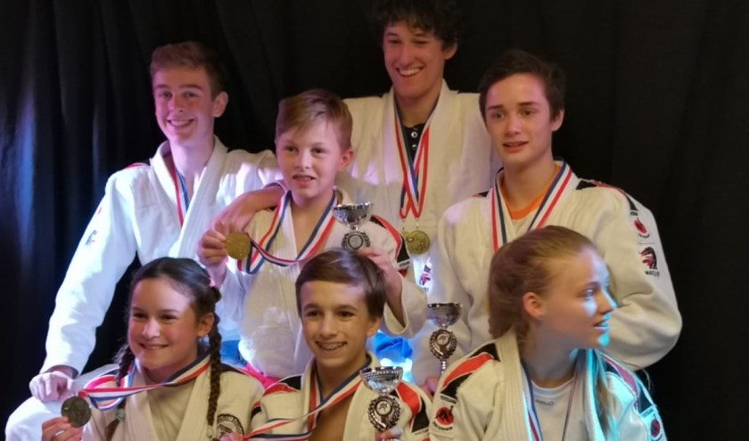 Enkele Nederlands Jiu-Jitsu Kampioenen met hun medailles. Foto: pr