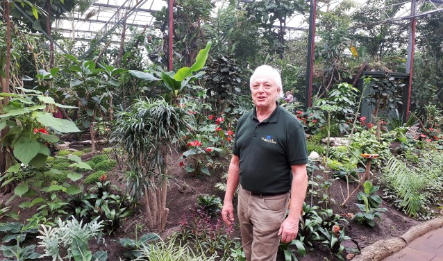Jan ('Vlinderman') Kienjet in de bijzondere tropische vlindertuin, die inmiddels is uitgegroeid tot een volwaardige en erkende kleine dierentuin.