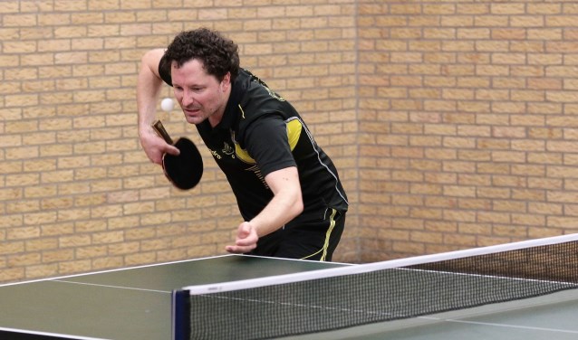 Invallend oud-lid van het 1e Werff Thomas had een periode niet gespeeld, dus hij moest er hard aan trekken (foto: Remco Bruijne).