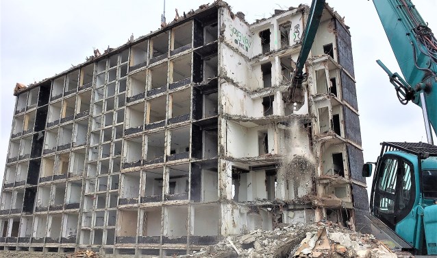 De sloop van de voormalige zusterflat van het Diaconessenhuis aan de Fonteynenburglaan in Voorburg (foto: pr Reinier de Graafgroep).