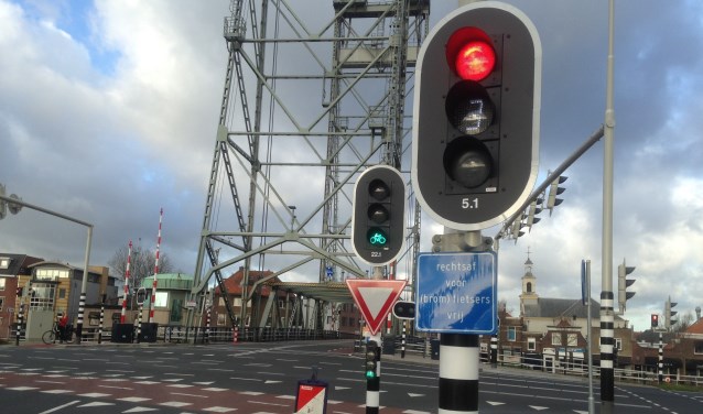 Eerst groen voor de fietsers. De aanpak bij de hefbrug kan mogelijk als voorbeeld dienen voor de Eerste Stationsstraat. Foto's: Peter Zoetmulder / Postiljon