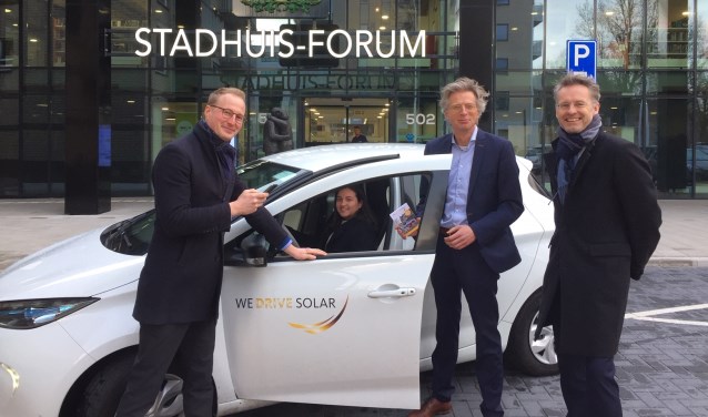 De auto's rijden op stroom die wordt opgewekt door de zonnepanelen op het dak van het Stadhuis. Foto: pr