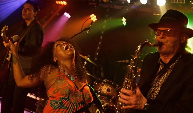 Een band die er niet om liegt en een frontvrouw met een fantastisch stemgeluid, en die ook nog eens geboren is om te entertainen. Tekst en foto: Jerrold Mallee
